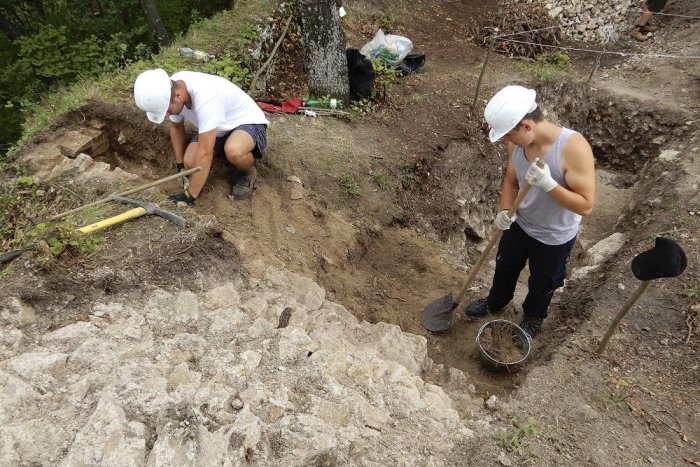 Ilustračný obrázok k článku VIDEO: Už ste tam boli? Na neďalekom hrádku realizujú prvýkrát systematický výskum