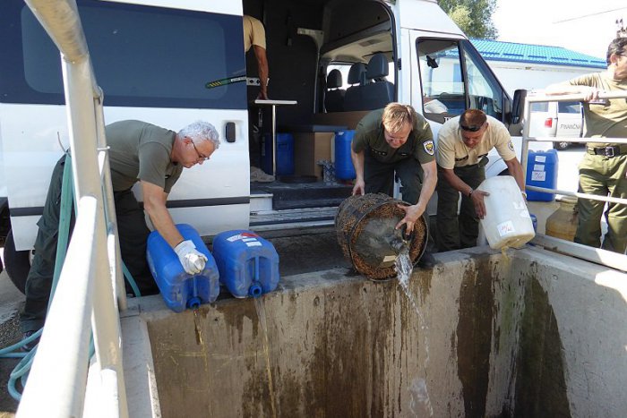 Ilustračný obrázok k článku Košickí colníci zlikvidovali viac ako 8500 litrov alkoholu