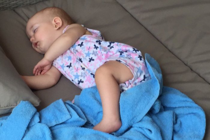 Ilustračný obrázok k článku Dávajte v týchto horúčavách pozor na bábätká a malé deti!