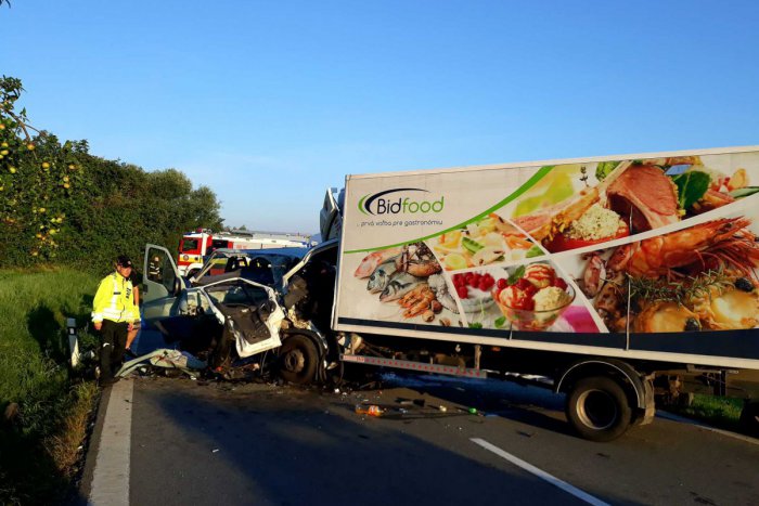 Ilustračný obrázok k článku Smrteľná dopravná nehoda v obci Lada si vyžiadala 3 ľudské životy.