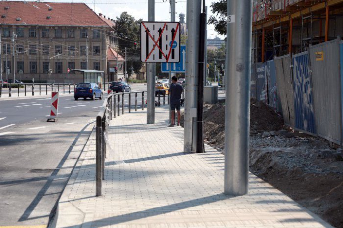 Ilustračný obrázok k článku Tak sú stožiare uprostred chodníka alebo nie? Posúďte sami