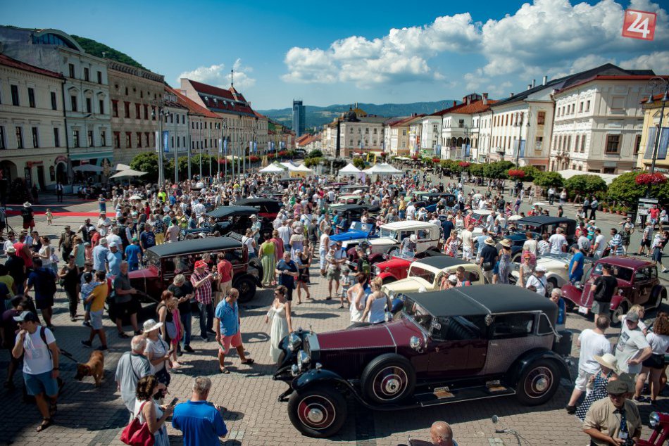 Ilustračný obrázok k článku FOTO a VIDEO: V centre Bystrice sa naskytol úchvatný pohľad. Námestie zaplnili skvostné veterány