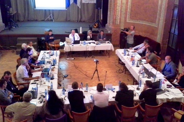 Ilustračný obrázok k článku Prázdniny pre poslancov neplatia: Zvolali mimoriadne zasadnutie zastupiteľstva