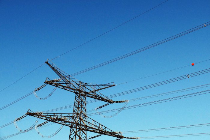 Ilustračný obrázok k článku Tragédia v Zámkoch: Muž (†36) liezol na elektrický stĺp, zásah prúdom neprežil