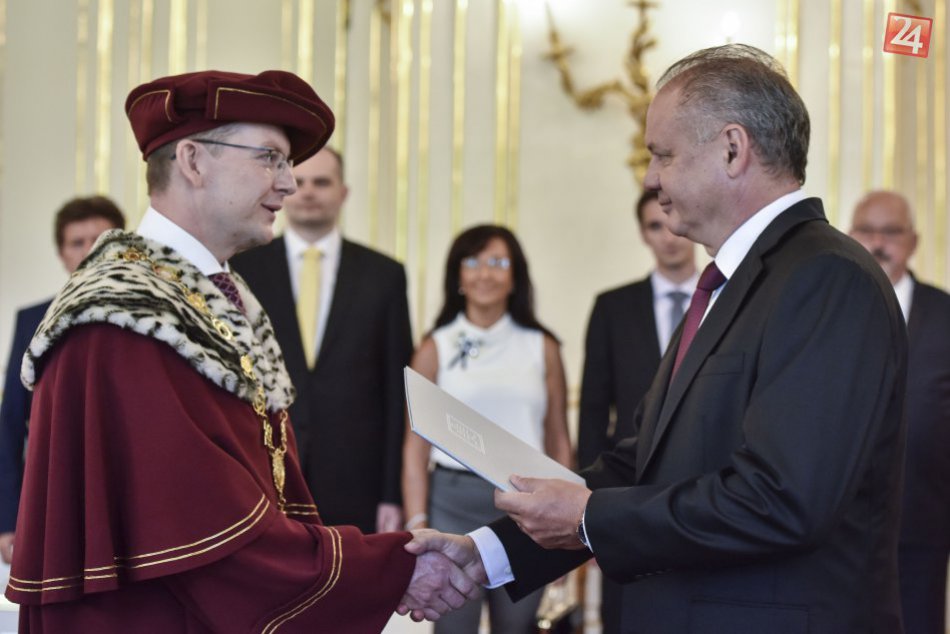 Ilustračný obrázok k článku FOTO: Kiska vymenoval 4 rektorov vysokých škôl. UMB povedie Vladimír Hiadlovský