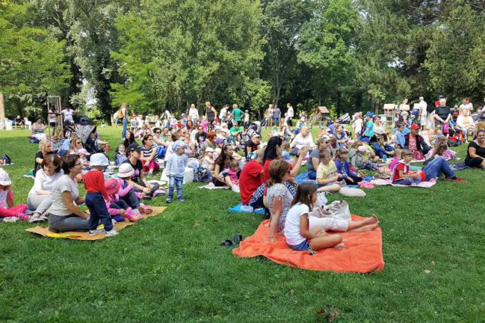 Ilustračný obrázok k článku Čítanie v tráve: Knižnica mení kvôli výstrahám pred horúčavami miesto konania podujatia!