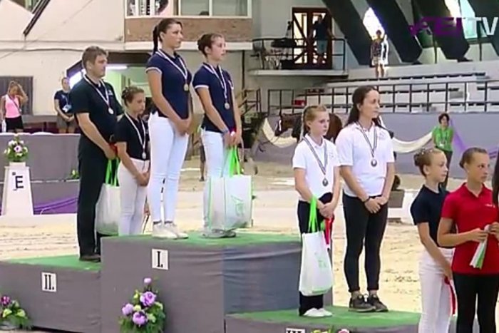 Ilustračný obrázok k článku FOTO, Mladé jazdkyne s koňom Plutom excelovali na európskom podujatí