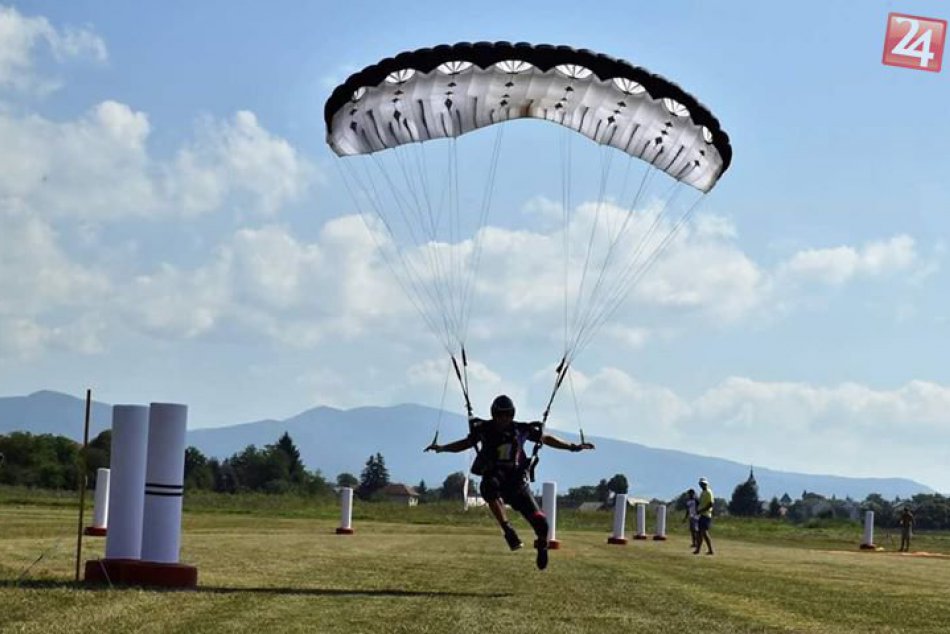 Ilustračný obrázok k článku FOTO: Očová žila majstrovstvami v pilotovaní padákov. Dych vyrážali akrobati aj piloti