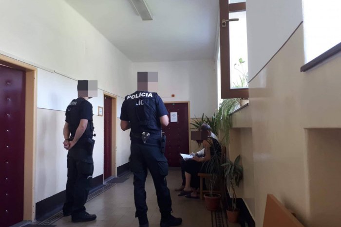 Ilustračný obrázok k článku Stíhaná žena za zločin kupliarstva ostáva vo väzbe: Rozhodoval súd v Rožňave