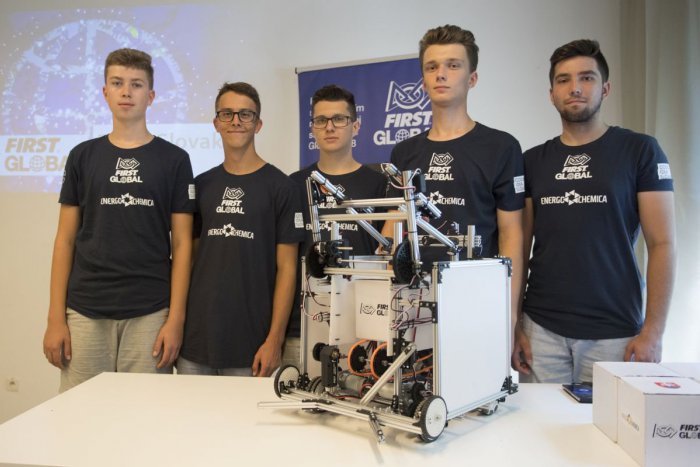 Ilustračný obrázok k článku VIDEO: Pätica Slovákov postavila robota Aurela, s ktorým zabojujú v Mexiku