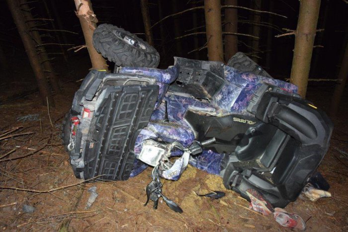 Ilustračný obrázok k článku Jazda na štvorkolke v lesoch nad Čučmou skončila tragicky, FOTO z miesta