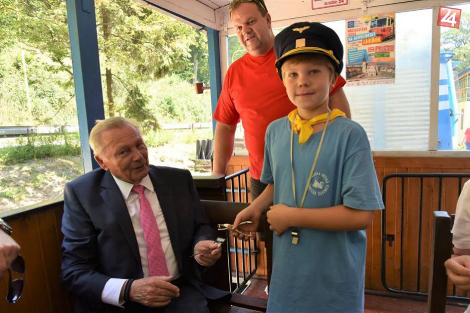 Ilustračný obrázok k článku Exprezident Rudolf Schuster sa previezol na detskej železnici