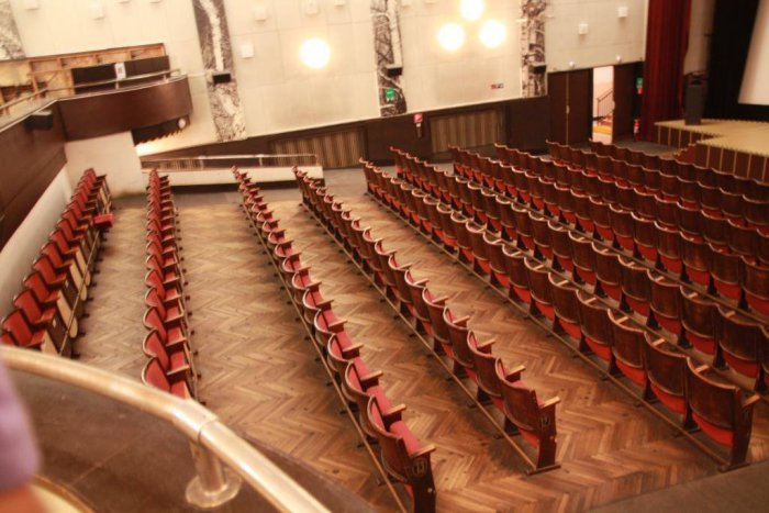 Ilustračný obrázok k článku Milovníci retro štýlu, pozor! Využite možnosť kúpiť si stoličku z Kina Úsmev