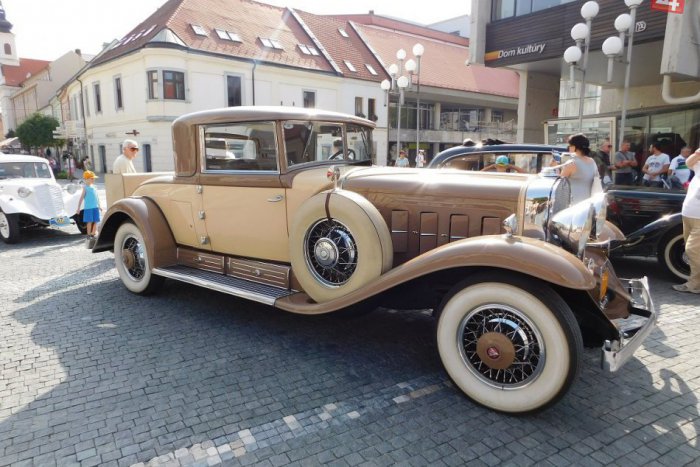 Ilustračný obrázok k článku Historické automobily v Hlohovci: Nenechajte si ujsť spanilú jazdu starých veteránov