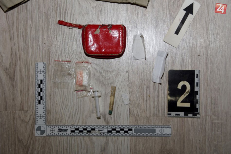 Ilustračný obrázok k článku Razia v Topoľčanoch: Dievča (17) a mladíka (21) obvinili z obchodovania s drogami