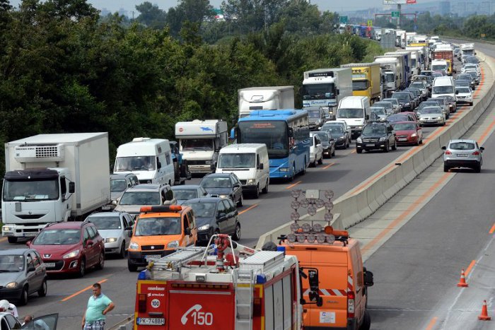 Ilustračný obrázok k článku Kolapsu dopravy mohli zabrániť aj záchytné parkoviská a buspruhy, myslí si Vallo