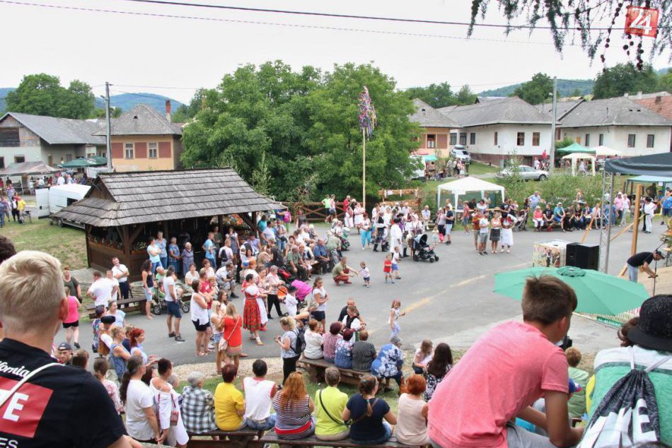 Ilustračný obrázok k článku Presná stovka FOTIEK: Ulice Vlachova ožili spevom aj tancom