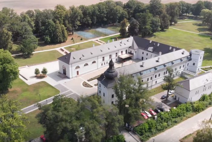 Ilustračný obrázok k článku Z ruiny nádherný kaštieľ: Oponice navštívil Roosevelt aj indický maharadža