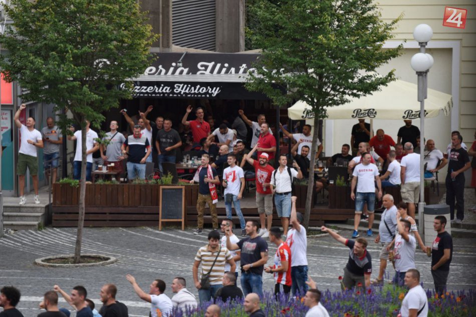 Ilustračný obrázok k článku Fanúšikovia Crvenej Zvezdy v centre: V Trnave si vytvorili domovskú atmosféru, VIDEO