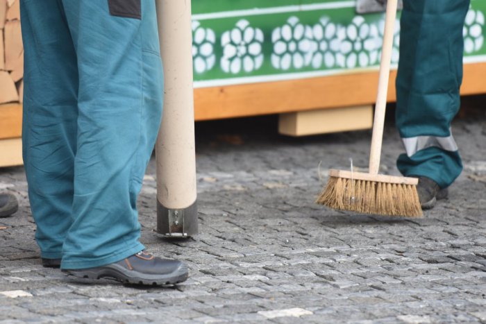 Ilustračný obrázok k článku Desiatky ľudí bez domova pravidelne čistia okolie bratislavskej Hlavnej stanice