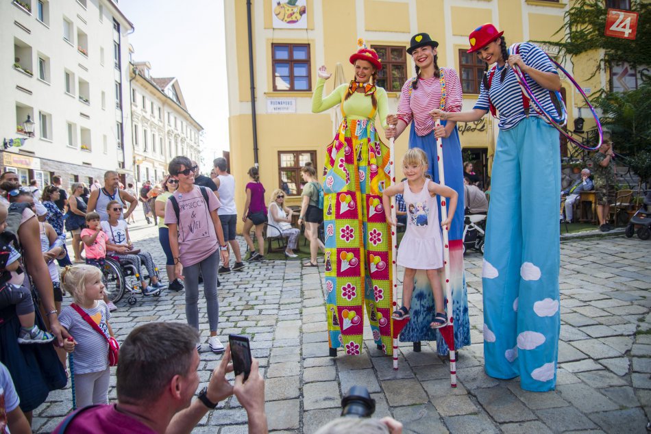 Ilustračný obrázok k článku VIDEO + FOTO: Staré Mesto sa zmenilo na rozprávkové námestie, „plávajú“ na ňom ryby
