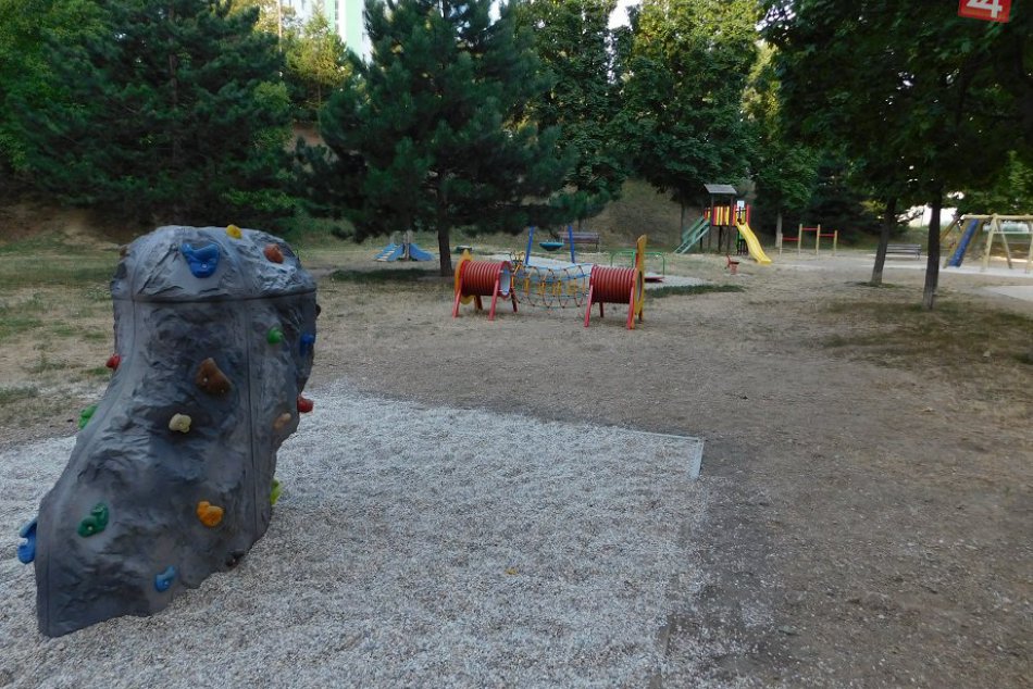 Ilustračný obrázok k článku Trnavské detské ihrisko láka na nové prvky: Lezecká stena i šikmá veža, VIDEO