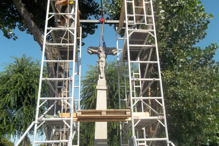 Ilustračný obrázok k článku Historický kríž v Šali ohrozovali topole: Premiestnia ho k Domu smútku, FOTO