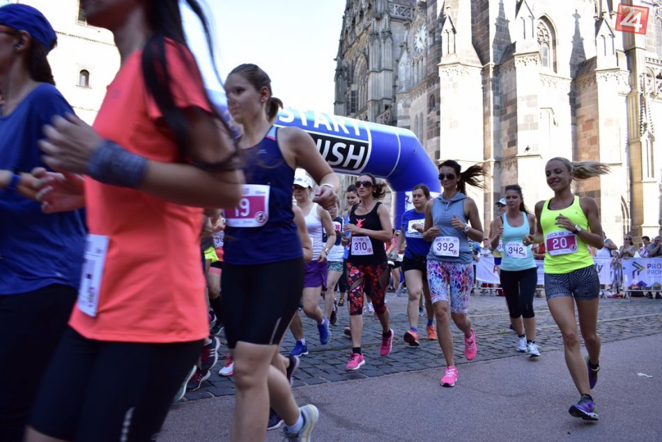 Ilustračný obrázok k článku VIDEO: Ženy odhodili podpätky a rozbehli sa naprieč mestom