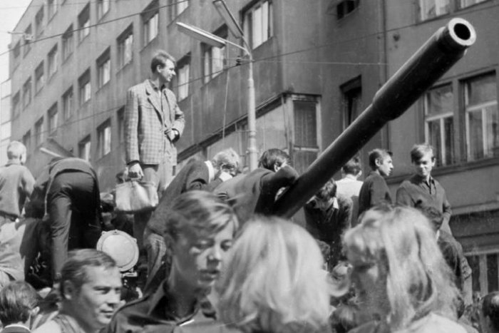 Ilustračný obrázok k článku Fotograf Köhler o auguste ´68: Nafotografoval som ženu, ktorej prešiel tank nohu!