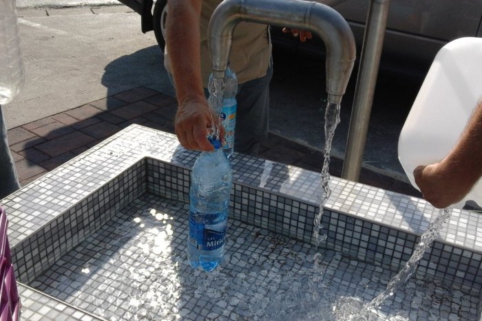 Ilustračný obrázok k článku FOTO:  Rybám už bazén vyčistili, teraz skrášlili artézsku studňu vo Veči