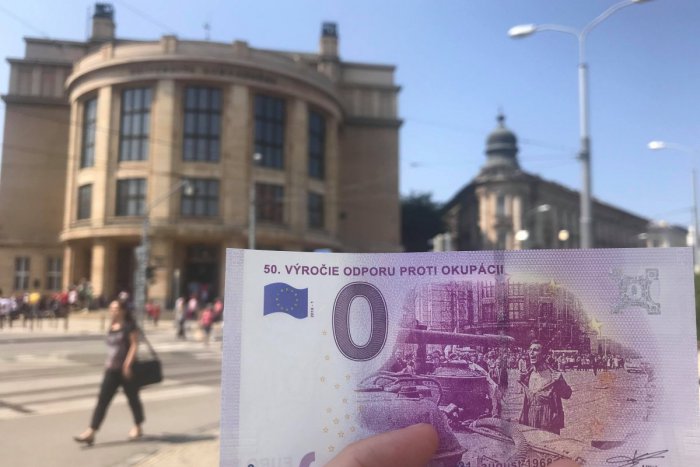 Ilustračný obrázok k článku Rad ako na banány: Na muža s odhalenou hruďou čakajú ľudia od skorého rána, VIDEO