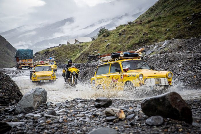 Ilustračný obrázok k článku Partička dobrodruhov obišla svet na trabantoch. Z Inde idú cez Brezno a môžete sa pridať!