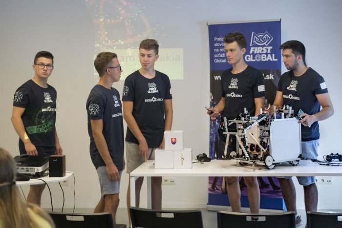 Ilustračný obrázok k článku Úspech stredoškolákov: Z robotickej olympiády v Mexiku si odniesli ocenenie