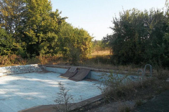 Ilustračný obrázok k článku FOTO, Zabudnuté šalianske kúpalisko: Vdýchne mu mesto nový život?