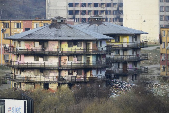 Ilustračný obrázok k článku Muža bodli do krku, policajt pri zásahu na Luníku IX varovne vystrelil!