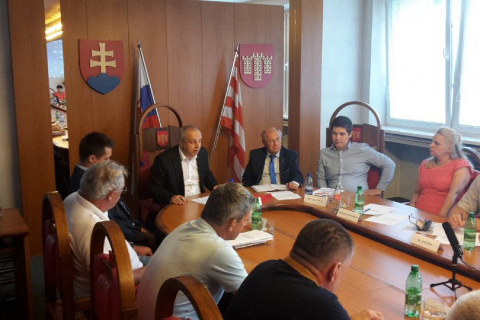 Ilustračný obrázok k článku Považskobystričania môžu diskutovať na úvod zastupiteľstva bez súhlasu poslancov