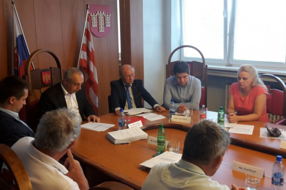 Ilustračný obrázok k článku Primátor Považskej zvolal poslancov v októbri ešte raz: Avšak na iné miesto