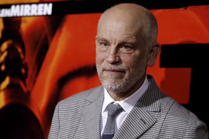 Ilustračný obrázok k článku VIDEO: John Malkovich sa predstaví v netradičnej úlohe. Možno uvidí aj svojich slovenských príbuzných