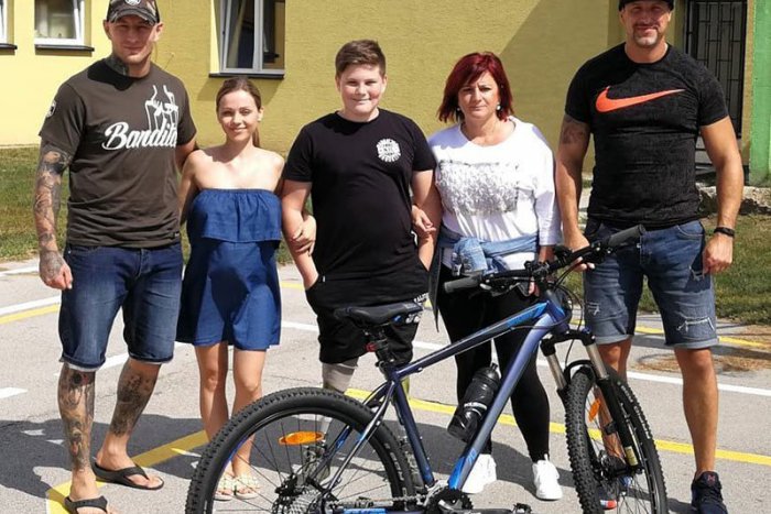 Ilustračný obrázok k článku Veľké gesto zápasníka MMA zo Zámkov: Čambalova zbierka pomohla chlapcovi bez nôh