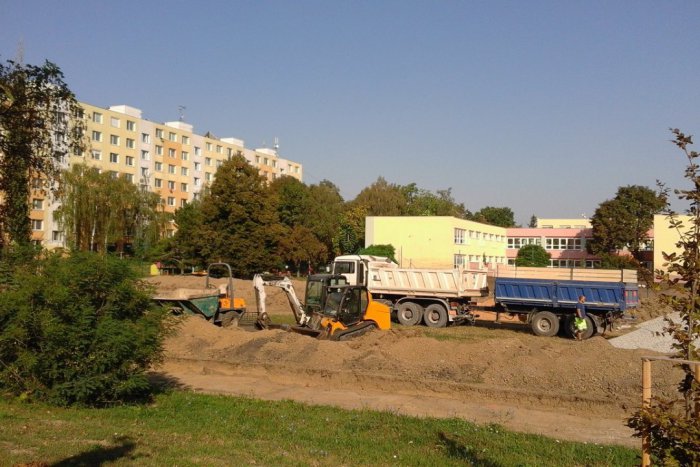 Ilustračný obrázok k článku S budovaním nového športoviska už začali: Ovál vyrastá na Hornej v Šali, FOTO