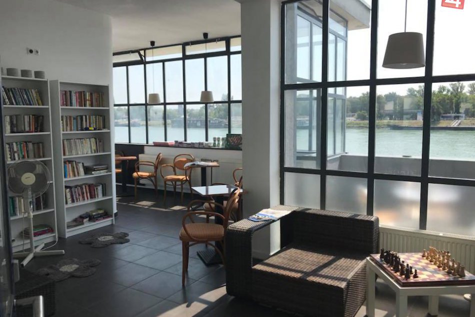 Ilustračný obrázok k článku Posedenie s najkrajším výhľadom na Dunaj: Staré Mesto otvorilo v Propeleri letnú čitáreň