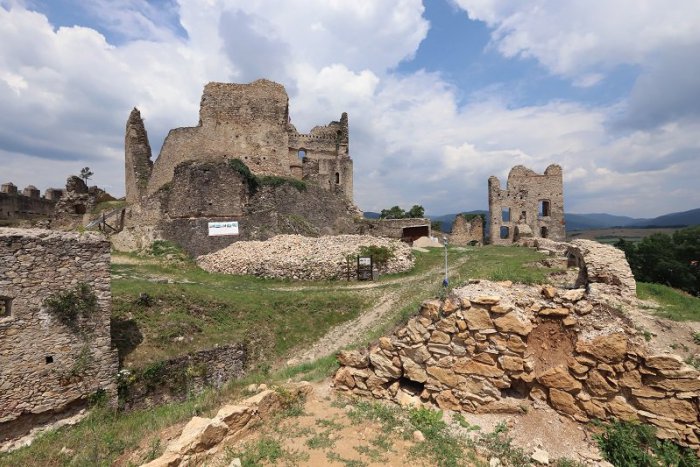 Ilustračný obrázok k článku Divínsky hrad opravuje tohto roku 20 nezamestnaných