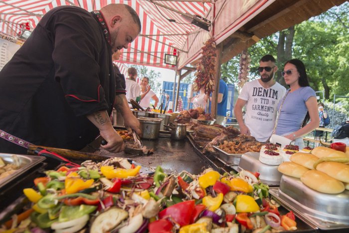 Ilustračný obrázok k článku Považskobystričania, čaká nás kopa jedla, pitia a zábavy: PROGRAM pri fontáne