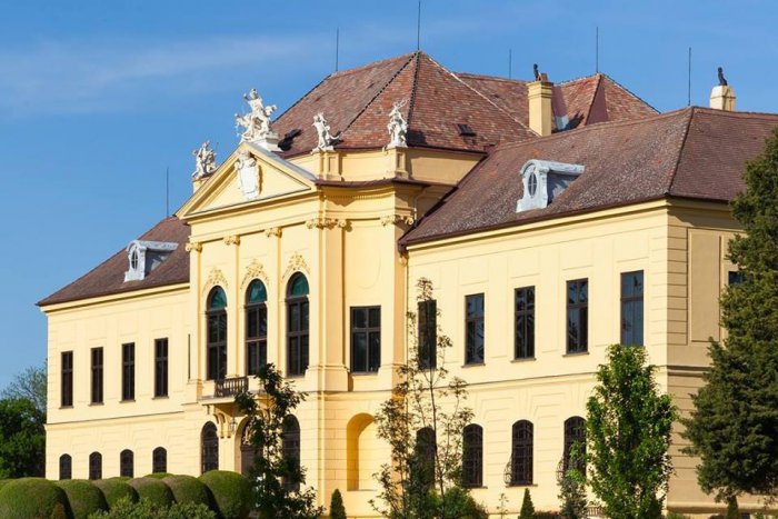 Ilustračný obrázok k článku Tip na výlet: Na výstave v zámku Eckartsau možno sedieť v exilovom vlaku cisára Uhorska