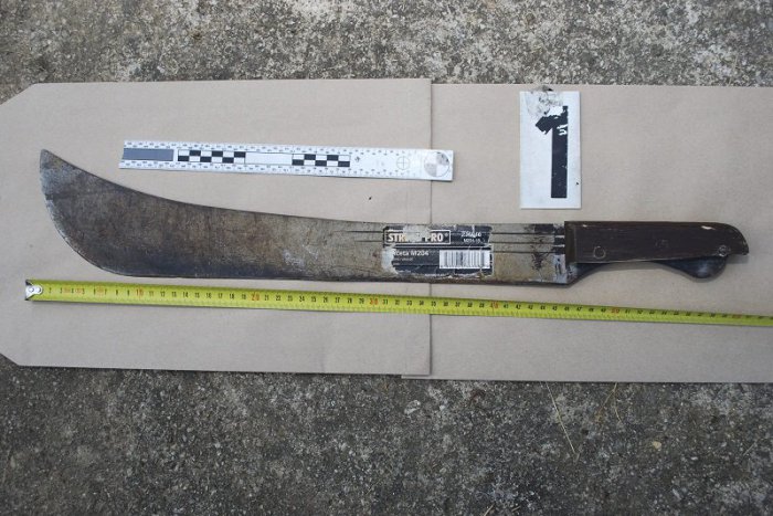 Ilustračný obrázok k článku V jednom z košických bytov došlo k pokusu o vraždu, muž útočil mačetou