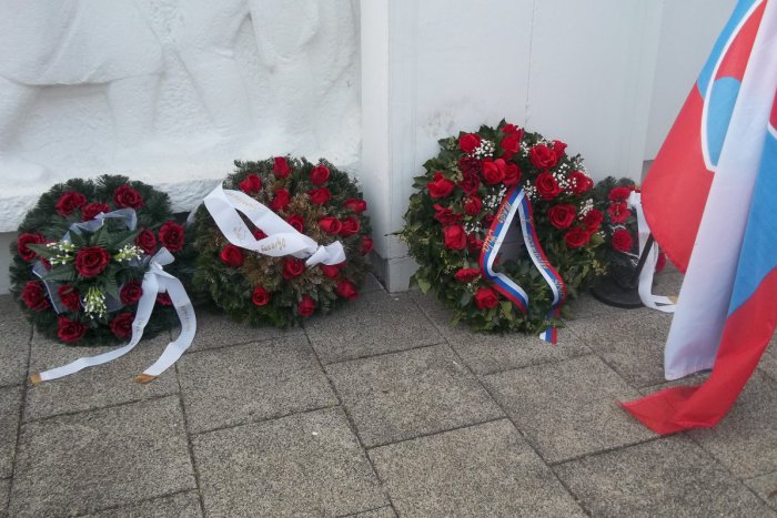 Ilustračný obrázok k článku FOTO:  Šaľania si uctili hrdinov SNP, položením vencov k pamätníku