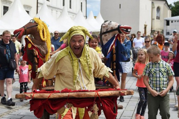 Ilustračný obrázok k článku Senické senobranie s odkazom starobylej histórie: Láka na jarmok a skupinu Vidiek