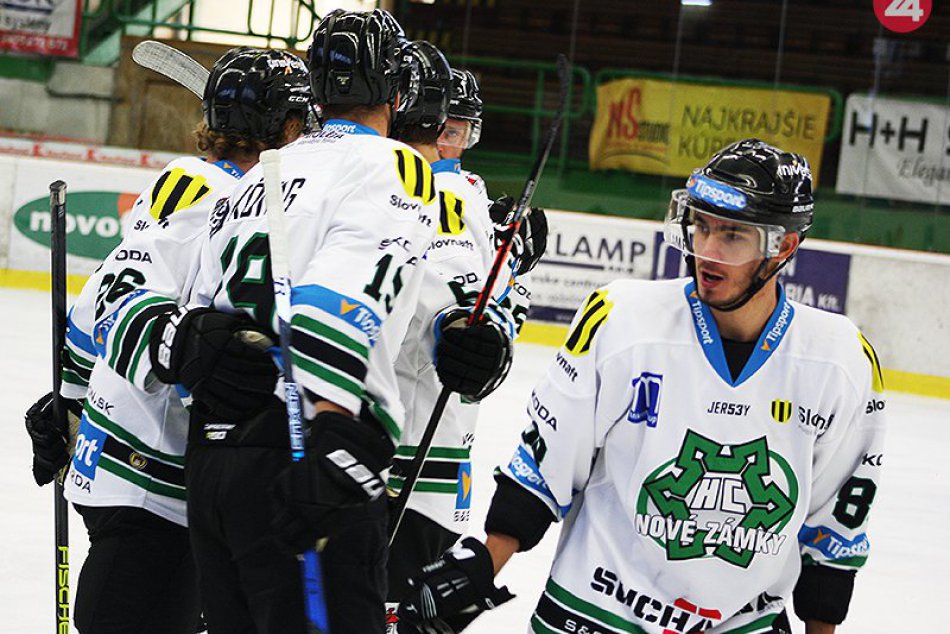 Ilustračný obrázok k článku Prvá profi zmluva medzi mužmi: Slávik podpísal kontrakt s MHC Nové Zámky, FOTO