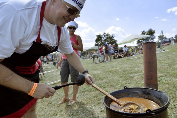 Ilustračný obrázok k článku Varenie gulášu, najlepšie ovocie a zelenina i hádzaná: Čo nás čaká tento víkend?