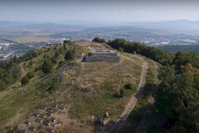 Ilustračný obrázok k článku VIDEO: Pokochajte sa krásou zachytenou z výšky. Pustý hrad takto len tak neuvidíte